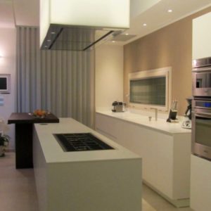 Cappa Luminosa Piano Cottura Filo Isola Corian Snack Rovere Cucina Residenza Bellaria