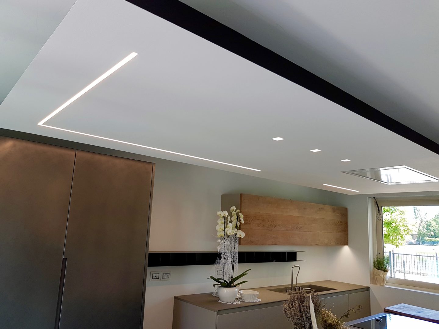 Controsoffitto profilo nero illuminazione led cappa scomparsa open ... Illuminazione led controsoffitto