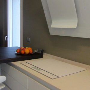 Cucina Induzione Cappa Piano Lavoro Bianco Residenza Cesenatico.jpg