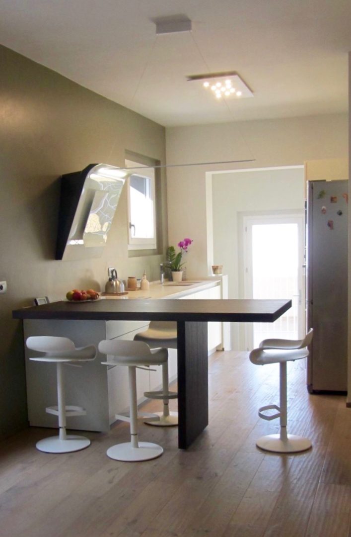 Cucina con penisola e sala da pranzo in residenza a cesenatico ... Cucina a penisola