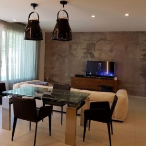 Madia Teak Maxischermo Tavolo Cristallo Wallpaper Appartamento Cesenatico