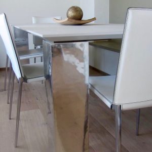 Sala Pranzo Tavolo Sedie Acciaio Cemento Cuoio Residenza Cesenatico.jpg