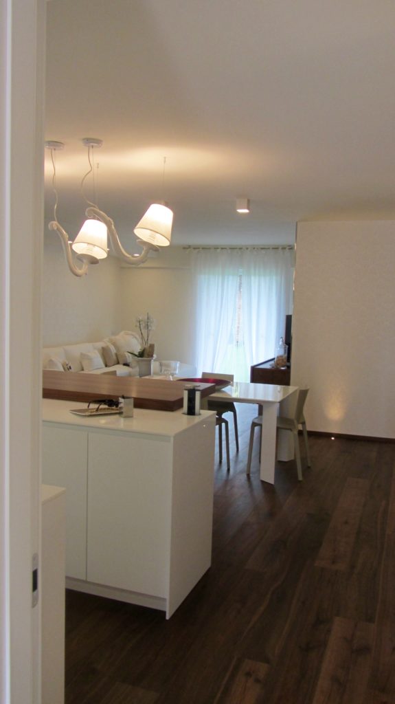 total-white-cucina-tavolo-lampade-snack-teak-abitazione-cesena