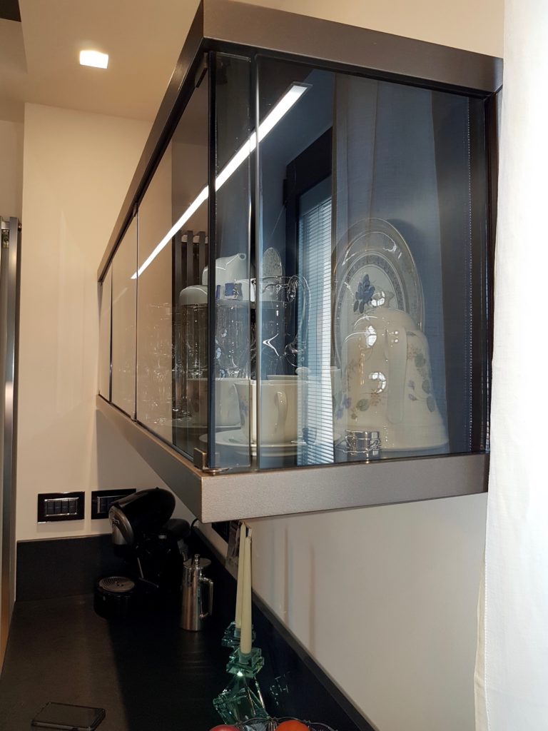 vetrinetta-pensile-illuminata-resinata-bronzo-attico-rimini